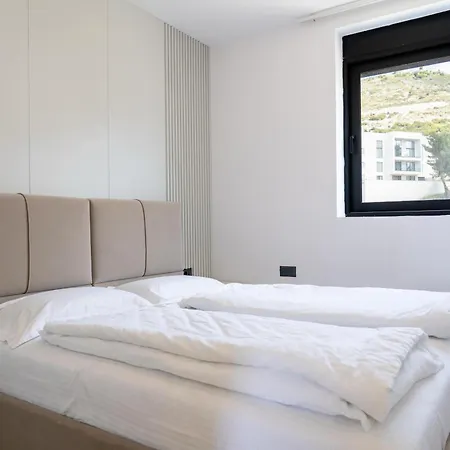 Skyline Penthouse - Dual Pools Sarandë